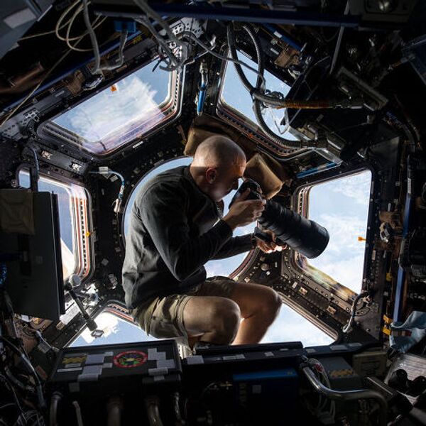 Астронавт Крис Кэссиди фотографирует Землю