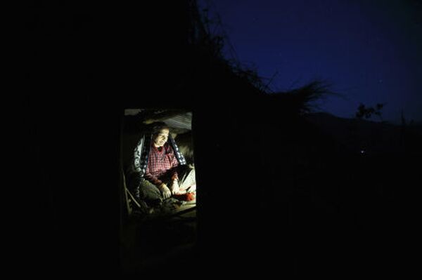 Дхуна Деви Сауд практикует чаупади в горах около деревни Легудсен в западном Непале