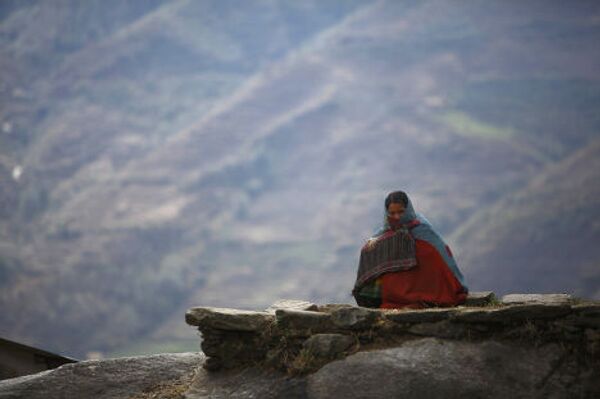 Сурья Деви Сауд практикует чаупади в горах в западном Непале 