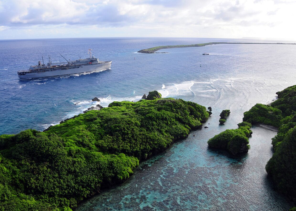 «Фрэнк Кейбл» возвращается на военно-морскую базу «Апра» на острове Гуам