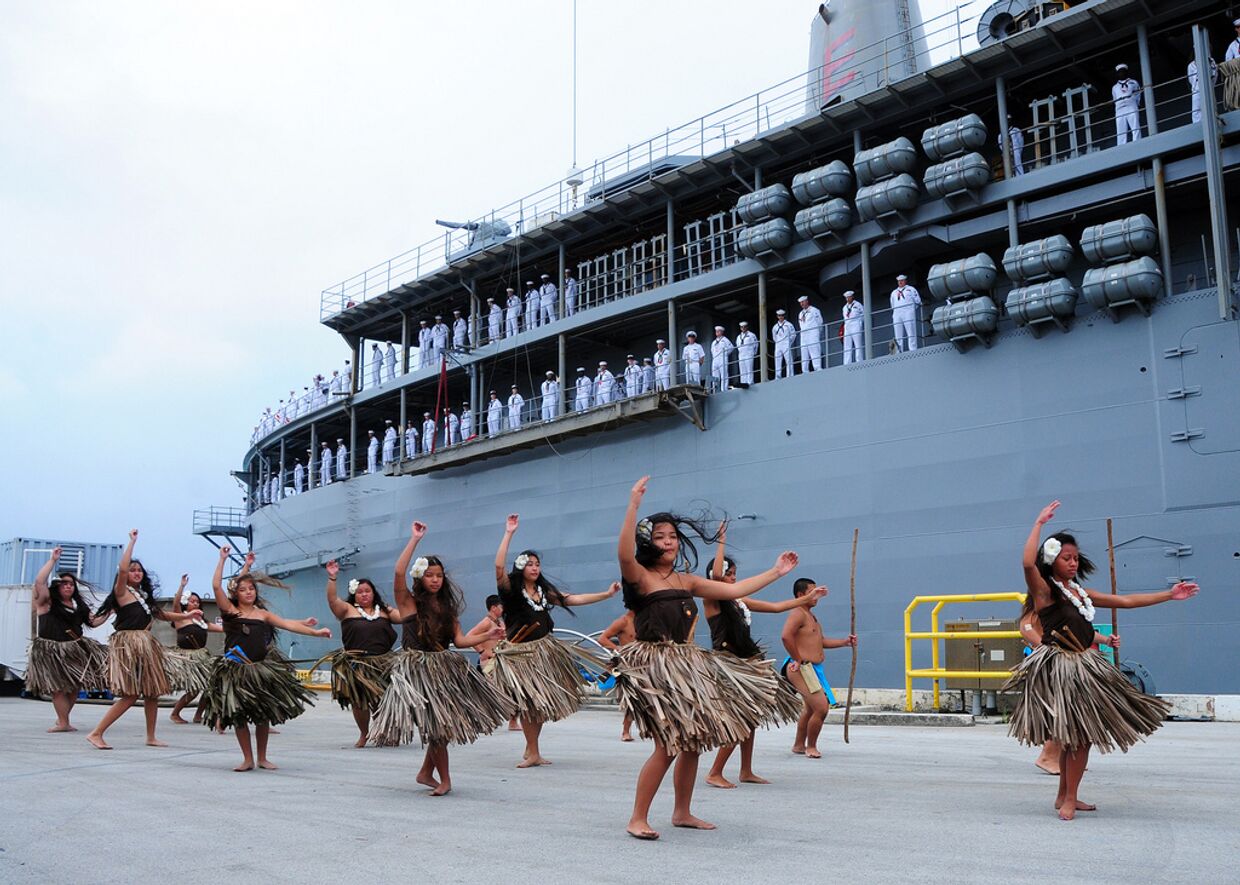 Жители острова Гуам исполняют традиционный танец для экипажа корабля «Фрэнк Кейбл»