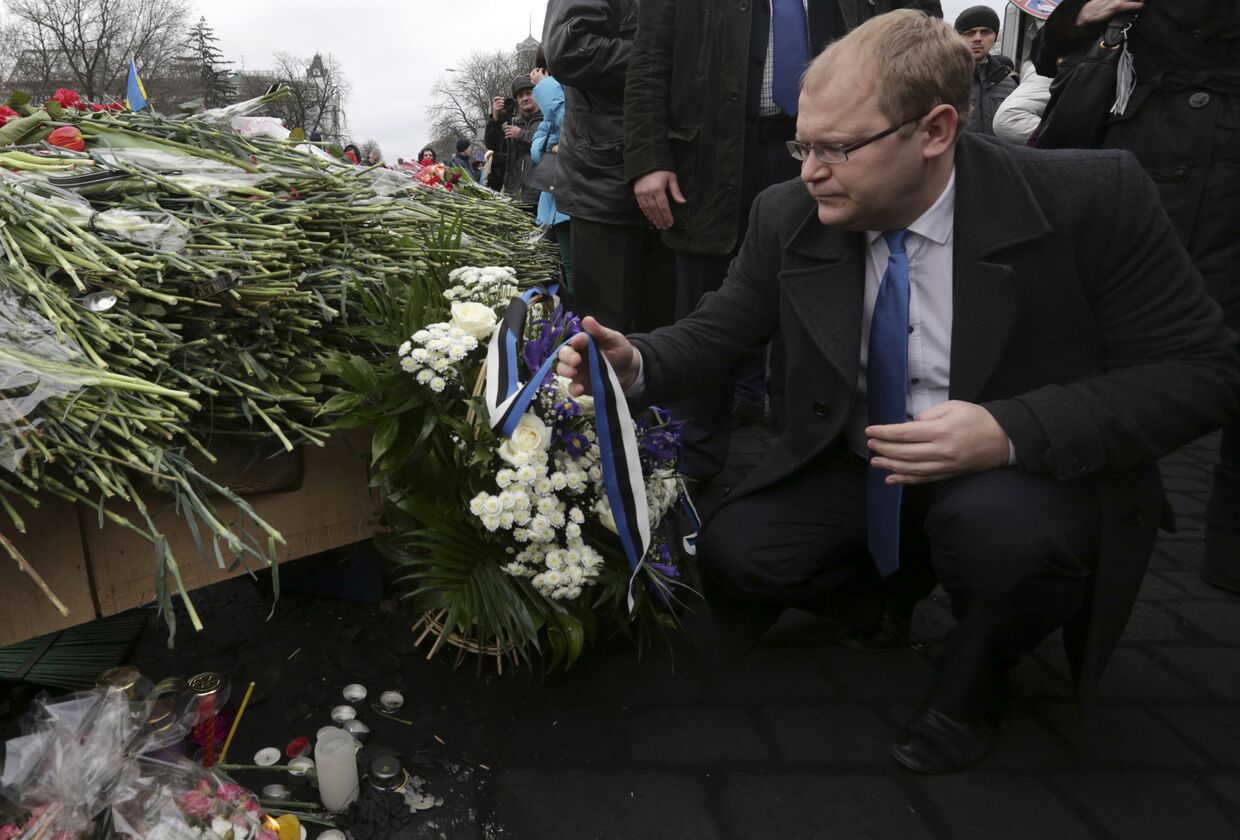 Министр иностранных дел Эстонии Урмас Паэт кладет венок к памятнику погибшим во время уличных столкновений в Киеве