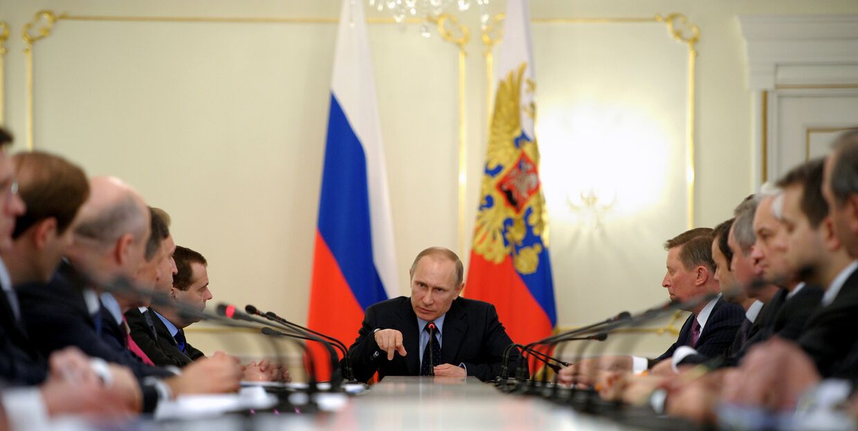 Владимир Путин проводит совещание с членами правительства РФ в резиденции Ново-Огарево
