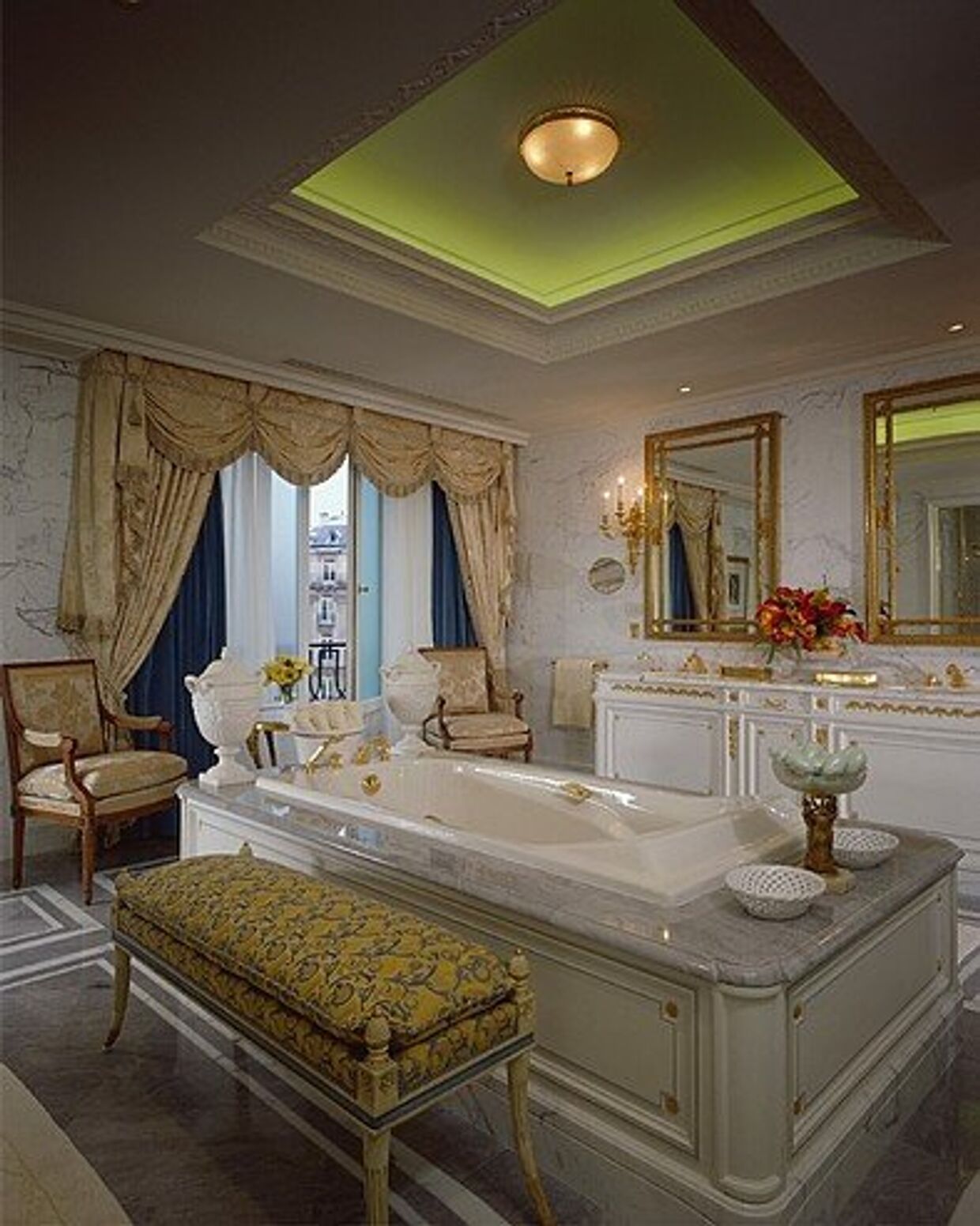 Ванная комната одного из номеров парижского отеля Four Seasons George V