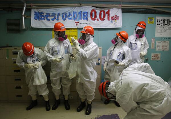 Третья годовщина аварии на АЭС Фукусима-1. Журналисты и работающие в TEPCO в помещении пятого реактора
