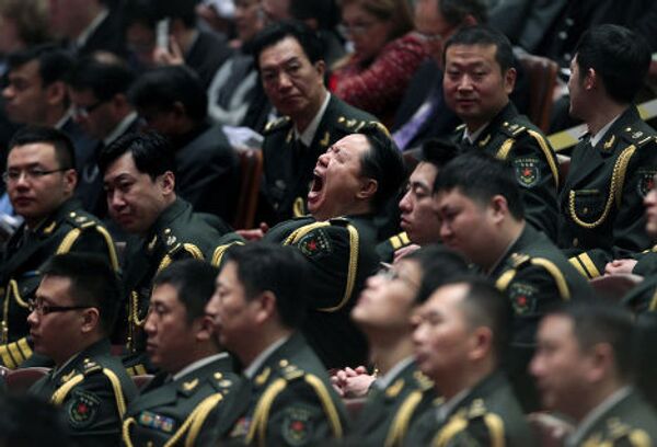 Музыкант из военного оркестра зевает на церемонии открытия съезда Всекитайского собрания народных представителей в Пекине