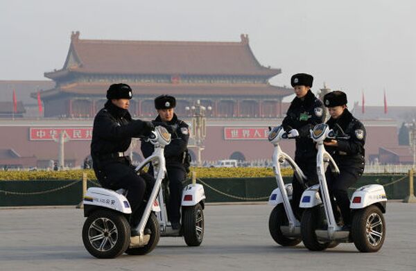 Полицейские на сигвеях на площади Тяньаньмэнь во время съезда Всекитайского собрания народных представителей в Пекине