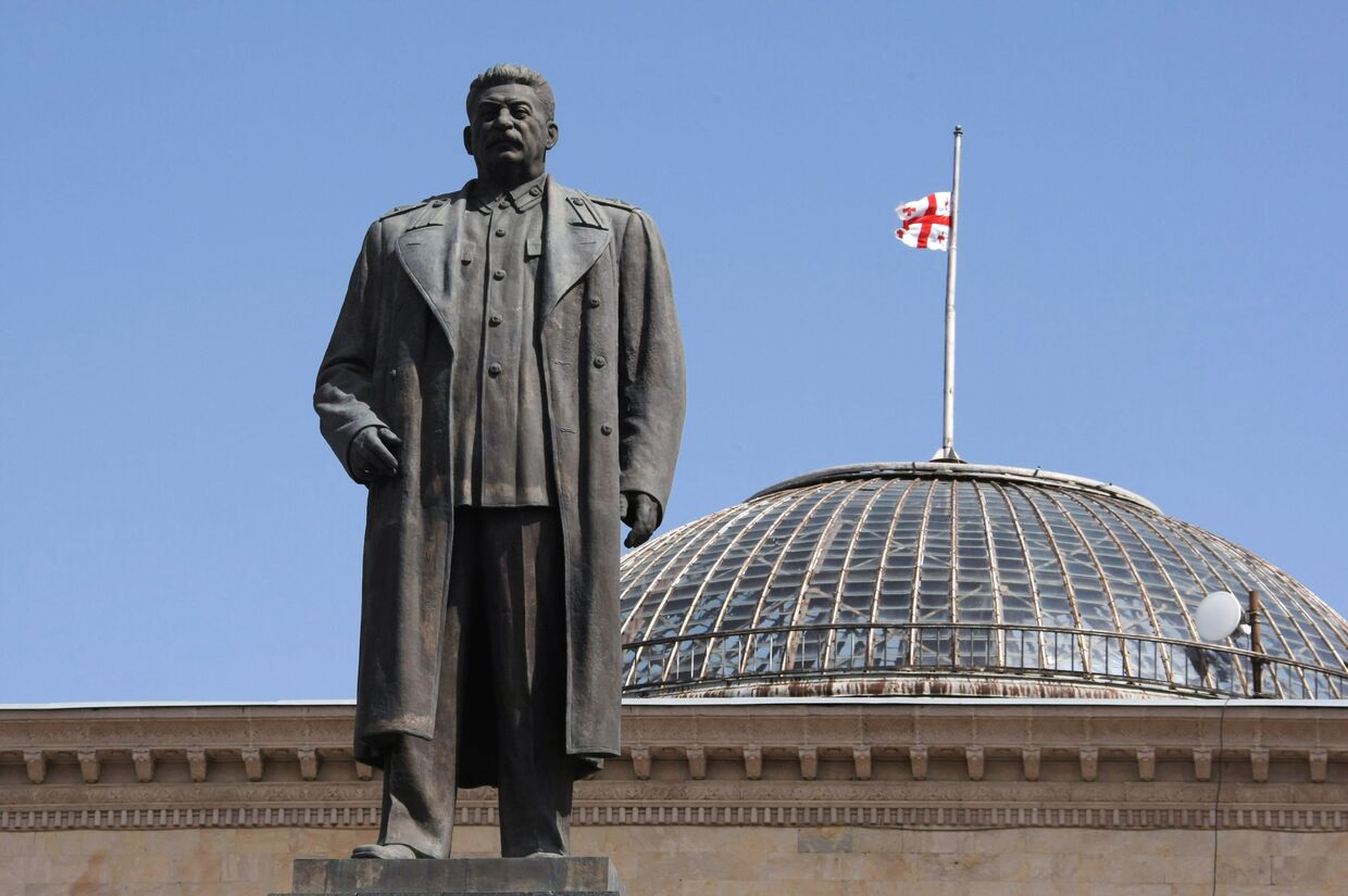 Памятник Иосифу Сталину на центральной площади города Гори