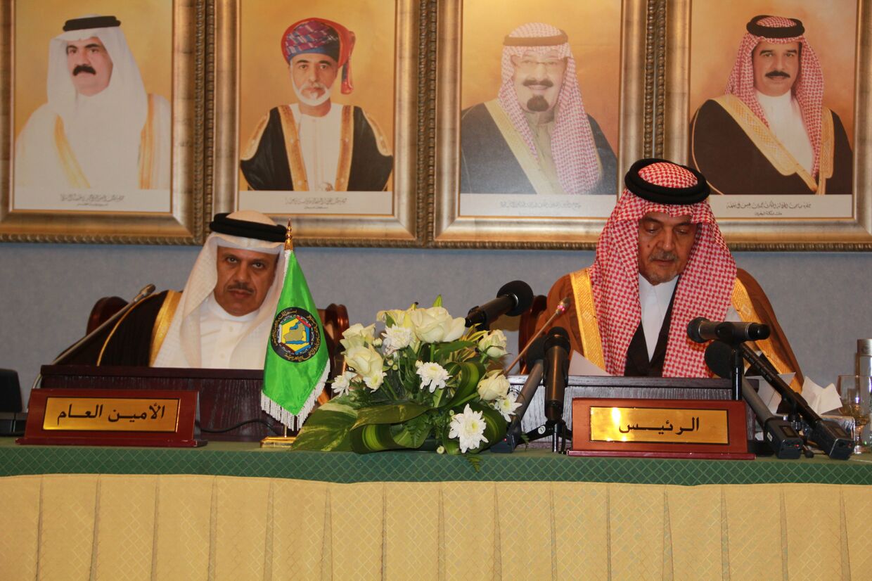 Генсек ССАГПЗ Абдуллятиф аз-Зиани (слева) и глава МИД Саудовской Аравии Сауд аль-Фейсал