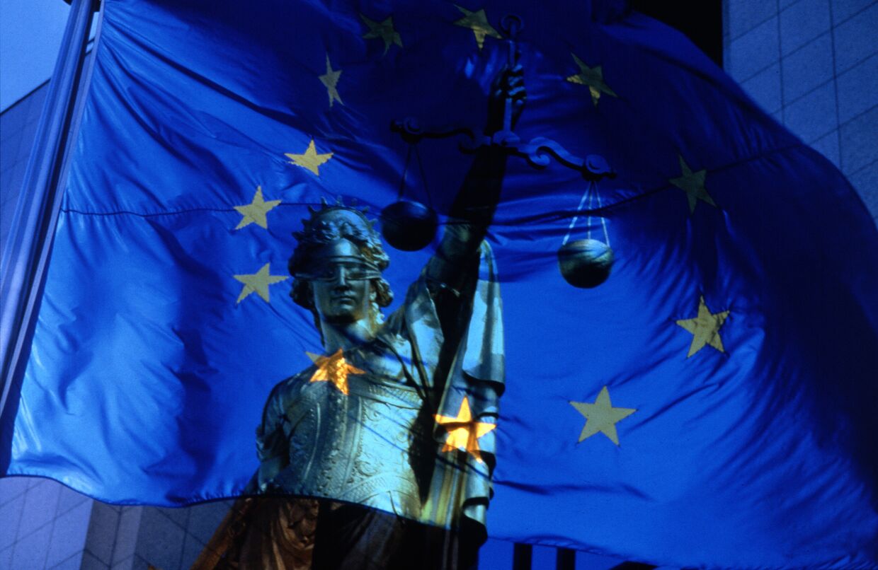 Флаг Евросоюза и богиня правосудия Фемида