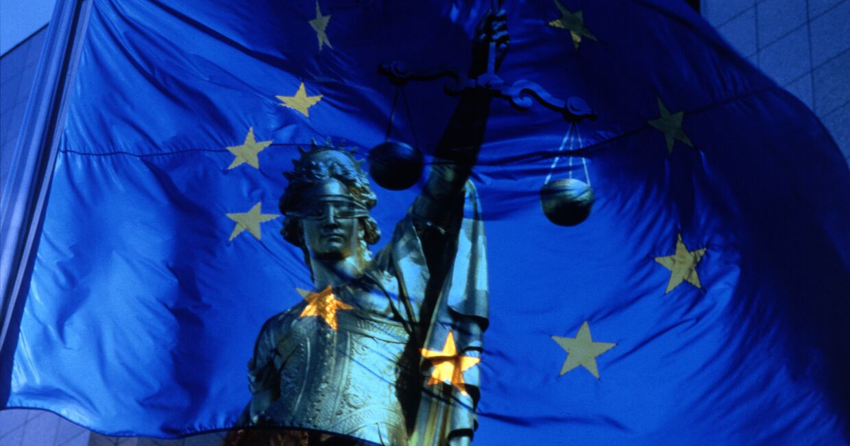 Флаг Евросоюза и богиня правосудия Фемида