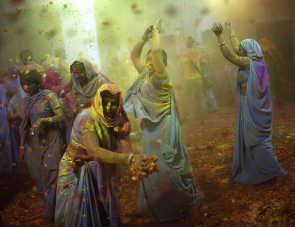 Празднование Холи во Вриндаване, Индия