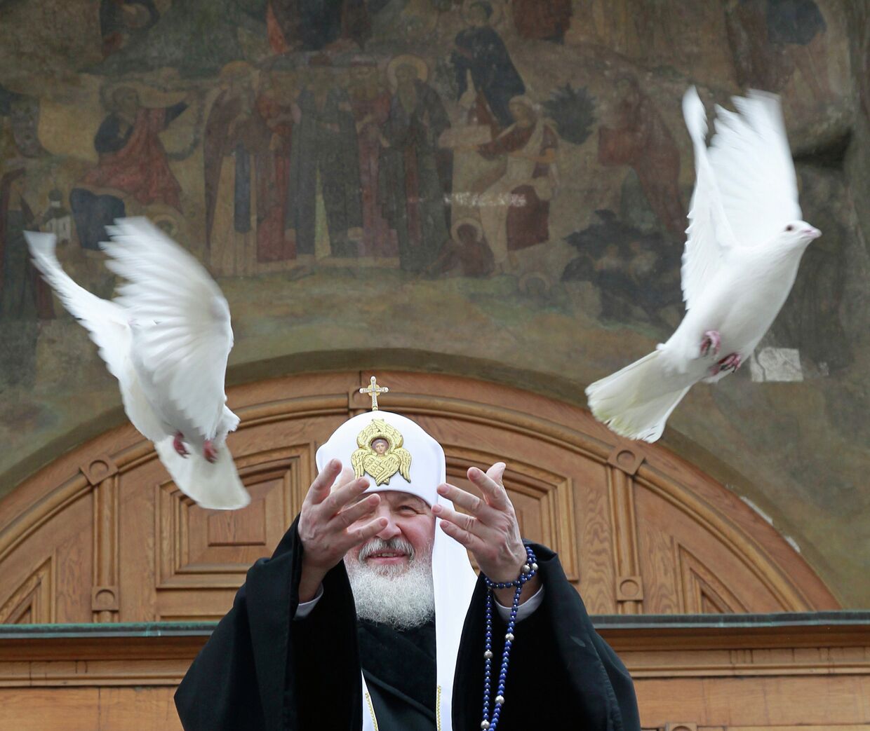 Патриарх Московский и всея Руси Кирилл выпускает в небо голубей