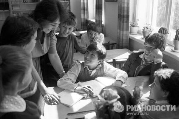 Учитель Э. Муждабаева со своими учениками