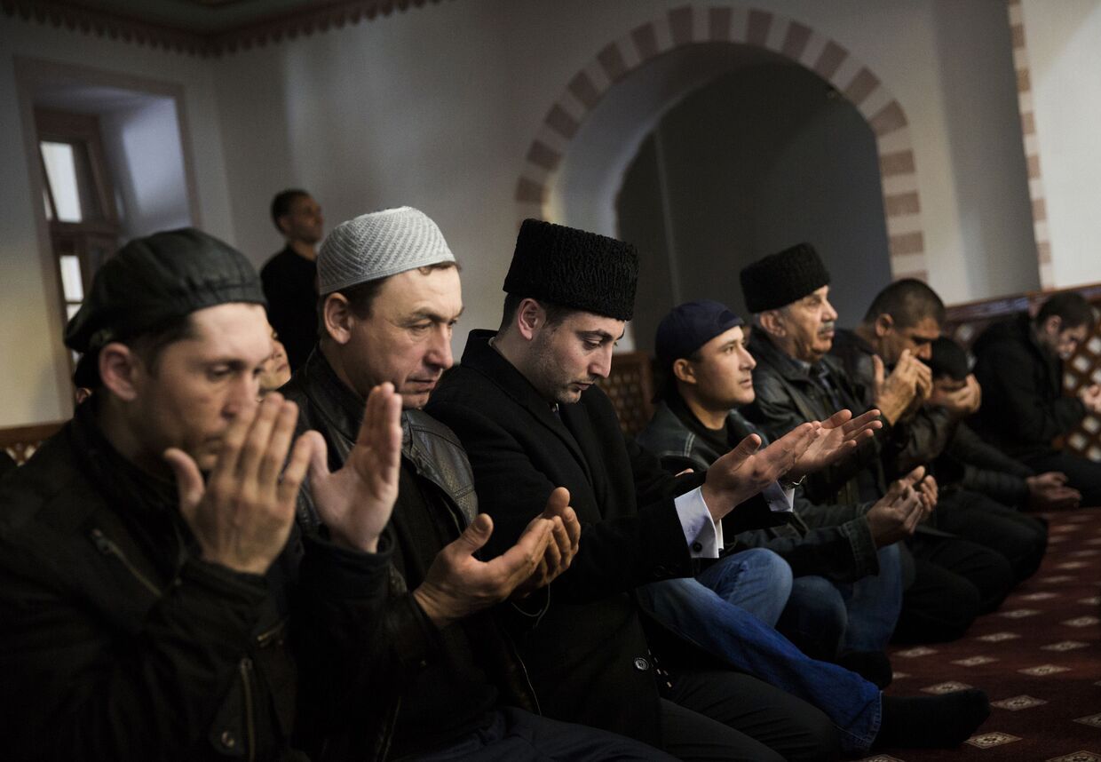 Крымские татары молятся в мечети Кебир-Джами в Симферополе