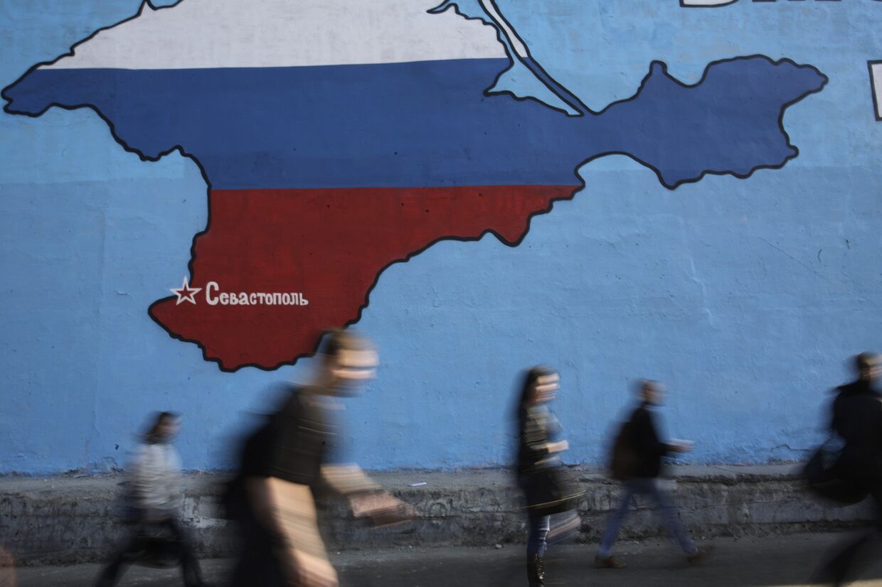 Граффити в Москве, изображающее Крым в цветах российского флага