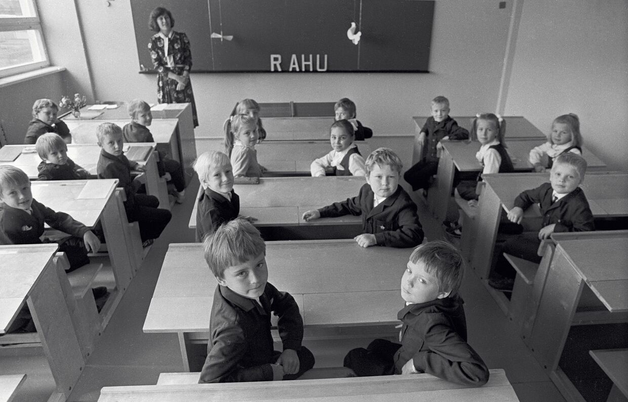 Школьники сидят за партами в новой школе совхоза