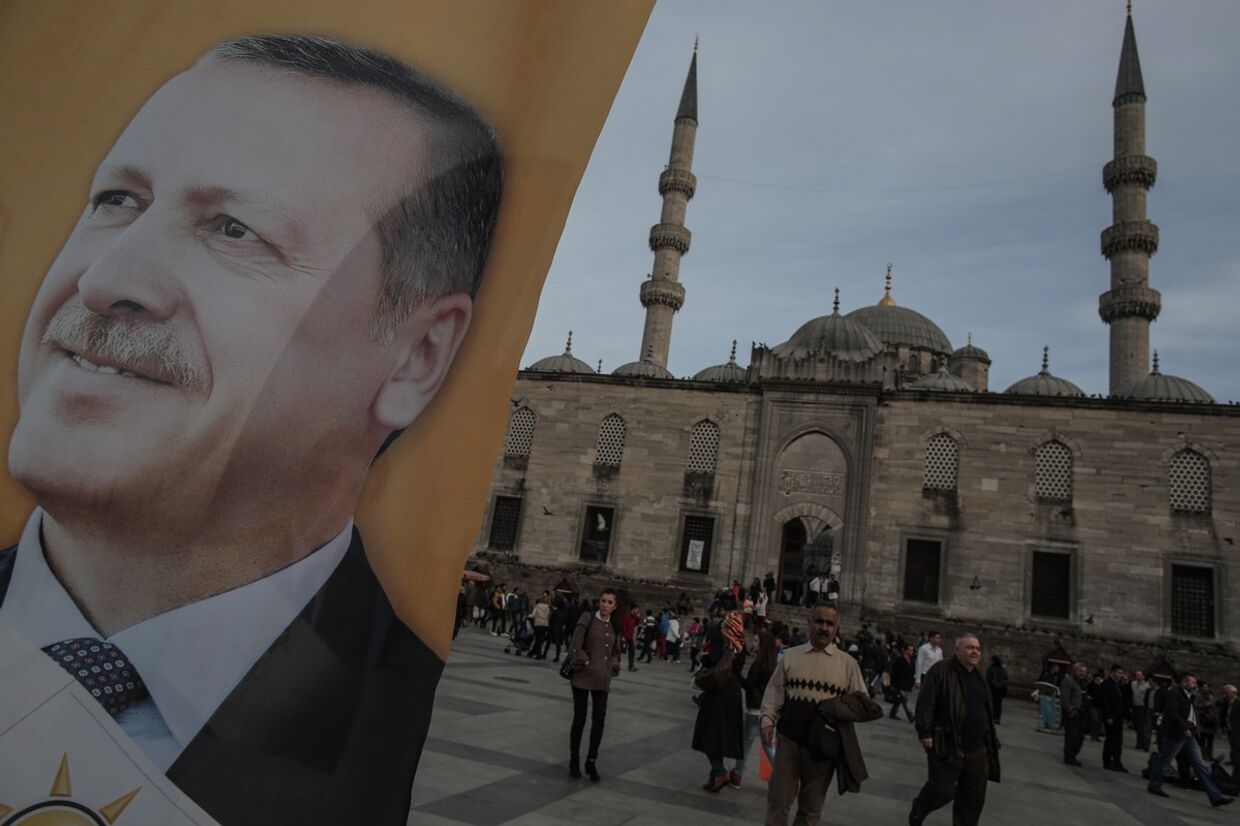 Агитационный плакат партии Реджепа Тайипа Эрдогана в Стамбуле