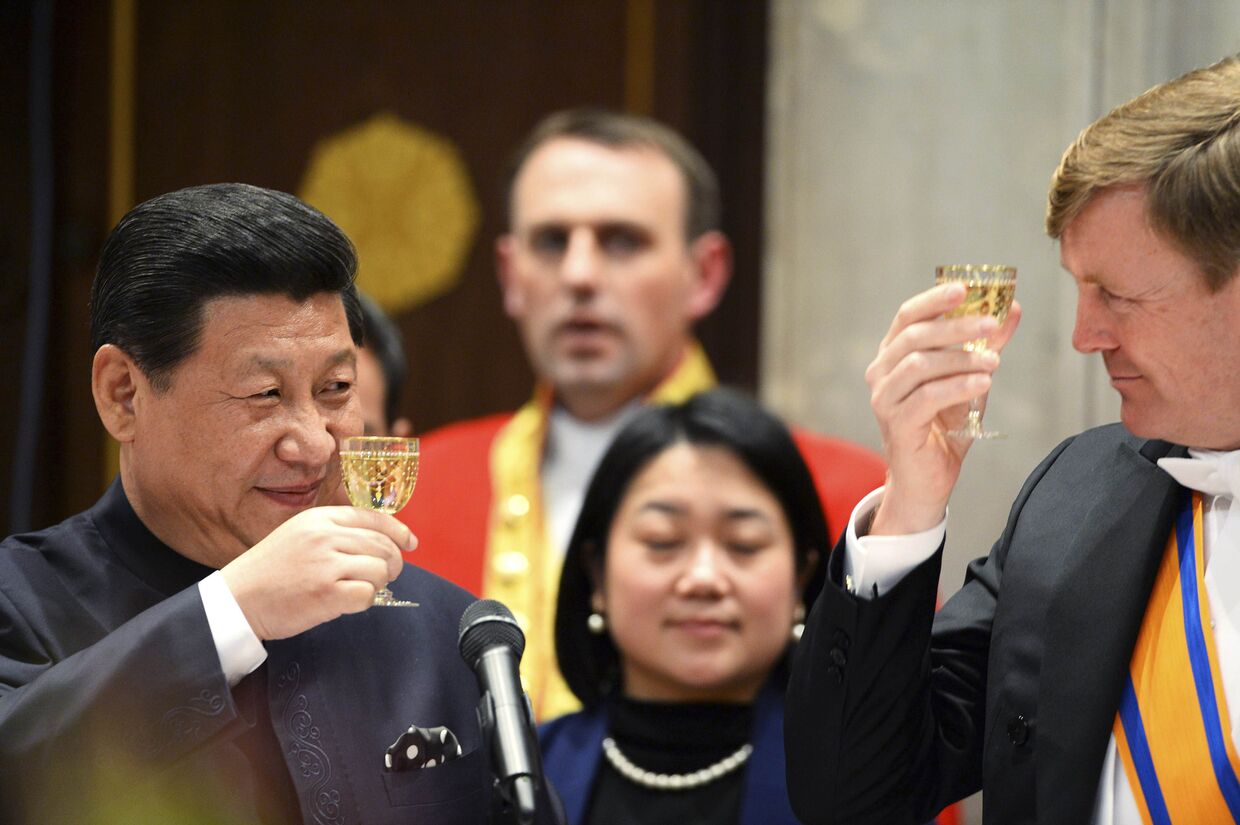 Председатель КНР Си Цзиньпин на ужине с королем Виллемом-Александром во время своего визита в Ниделанды