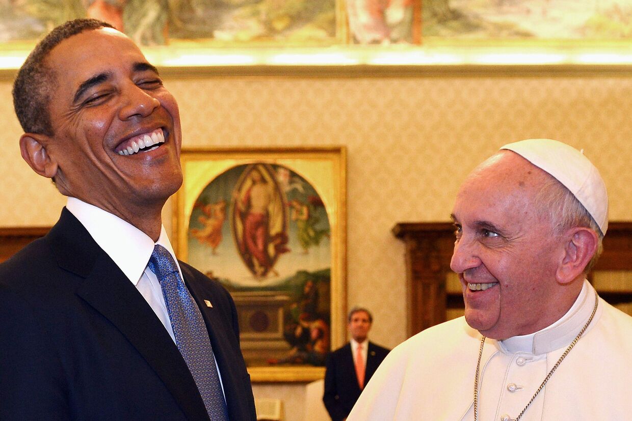 Барак Обама общается с папой Франциском во время своего визита в Ватикан
