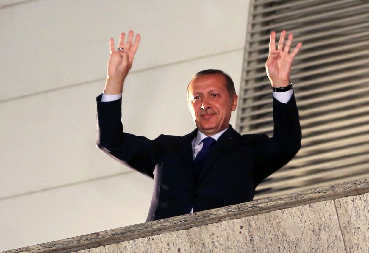 Премьер Турции Реджеп Тайип Эрдоган приветствует сторонников после региональных выборов
