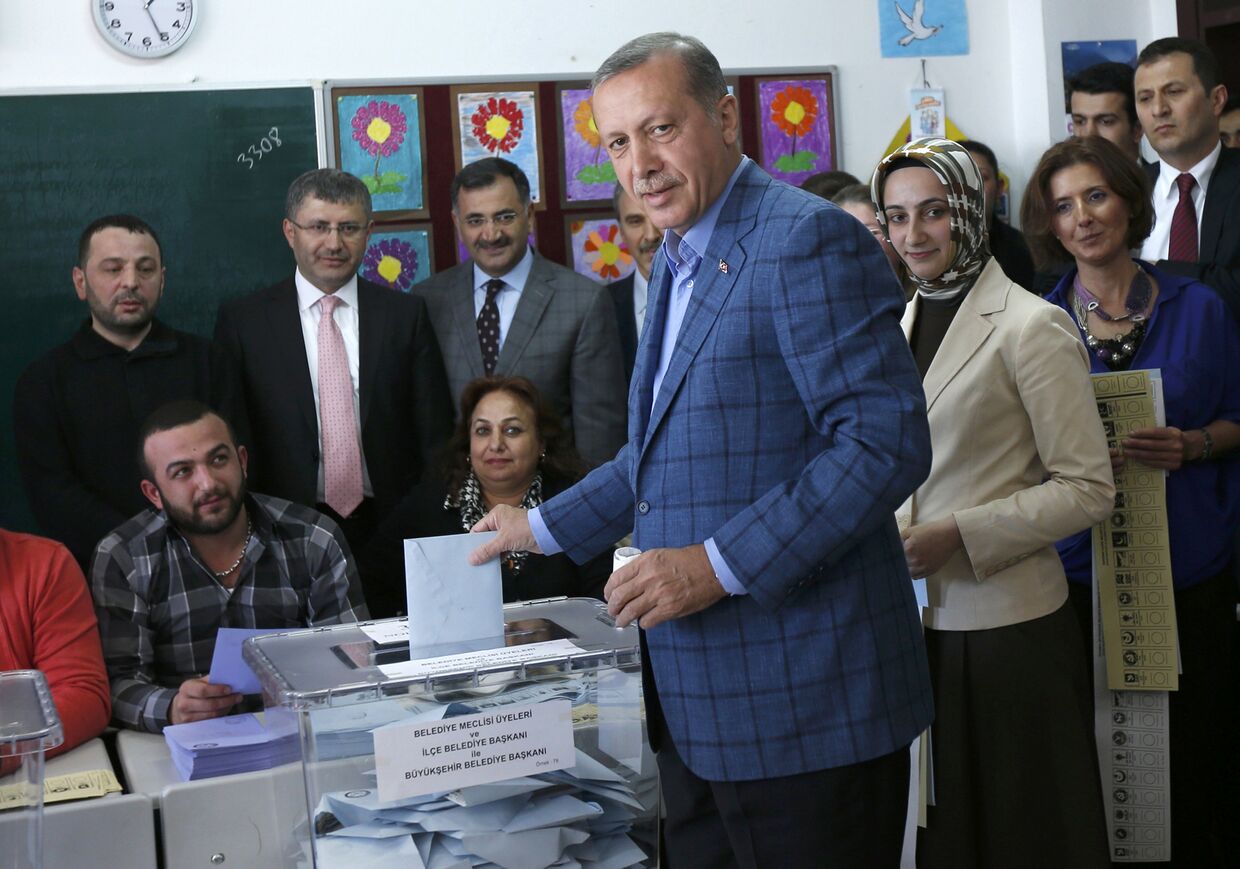 Тайип Эрдоган голосует на муниципальных выборах в Турции