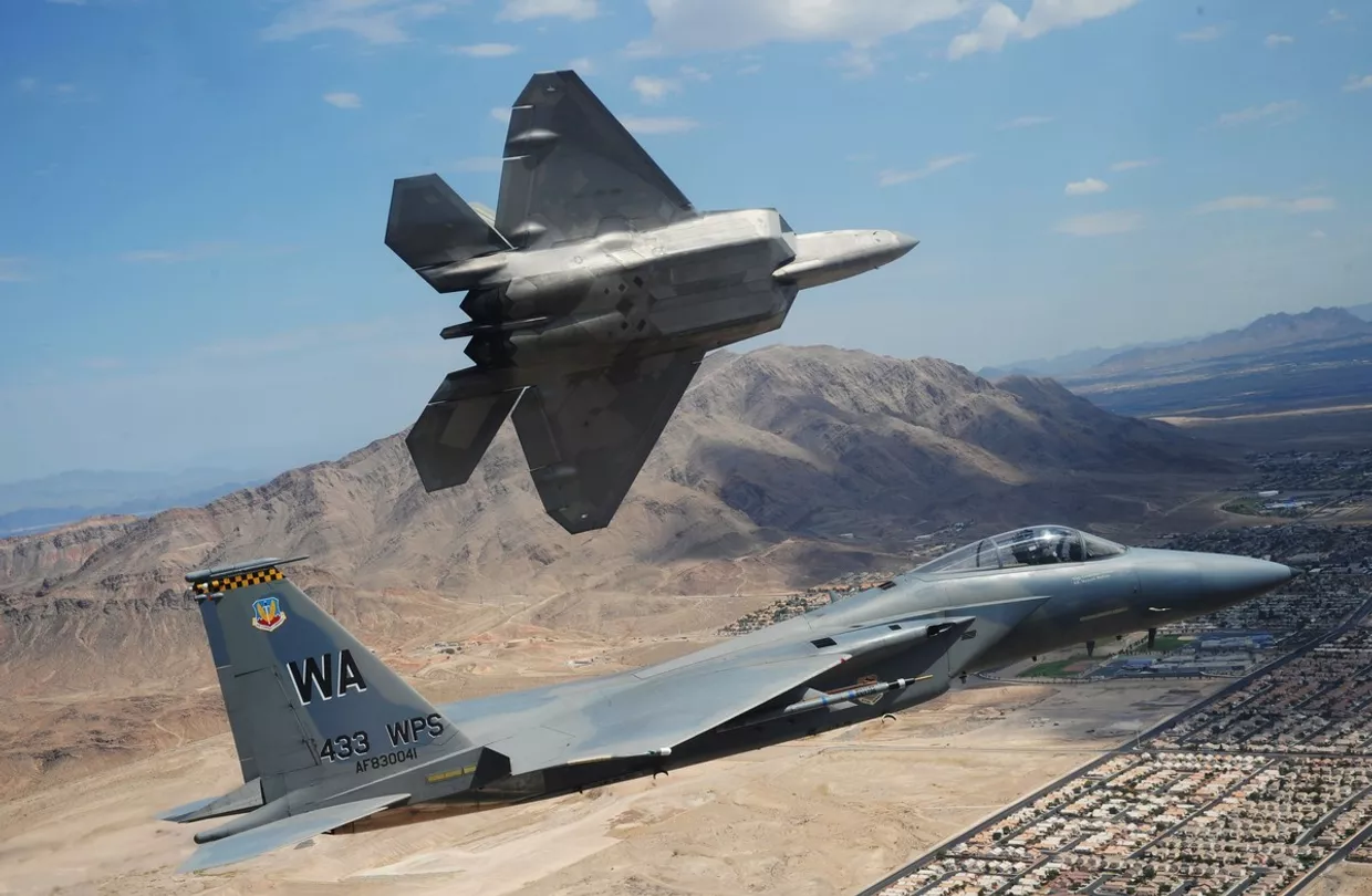 Американские истребители F-22 и F-15