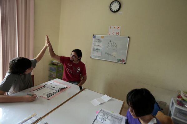 Урок математики в Терапевтическом и развивающем центре для детей, больных аутизмом, в Гватемале