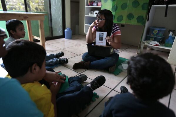 Урок в Терапевтическом и развивающем центре для детей, больных аутизмом, в Гватемале