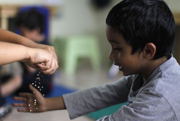 Мальчик в Терапевтическом и развивающем центре для детей, больных аутизмом, в Гватемале