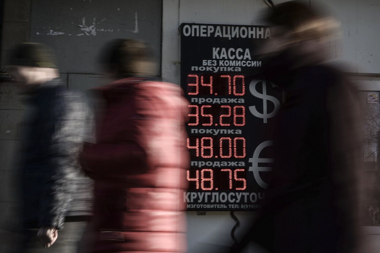 Курс доллара упал ниже 35 рублей