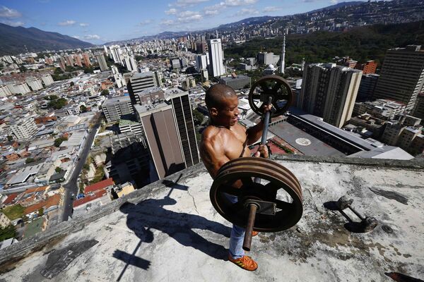 Житель небоскреба «Башня Давида» в Каракасе поднимает штангу на балконе на 28-м этаже