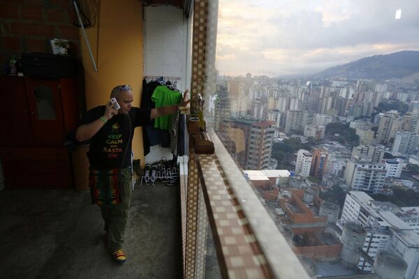 Николас Альварес в своей квартире на 27-м этаже небоскреба «Башня Давида» в Каракасе