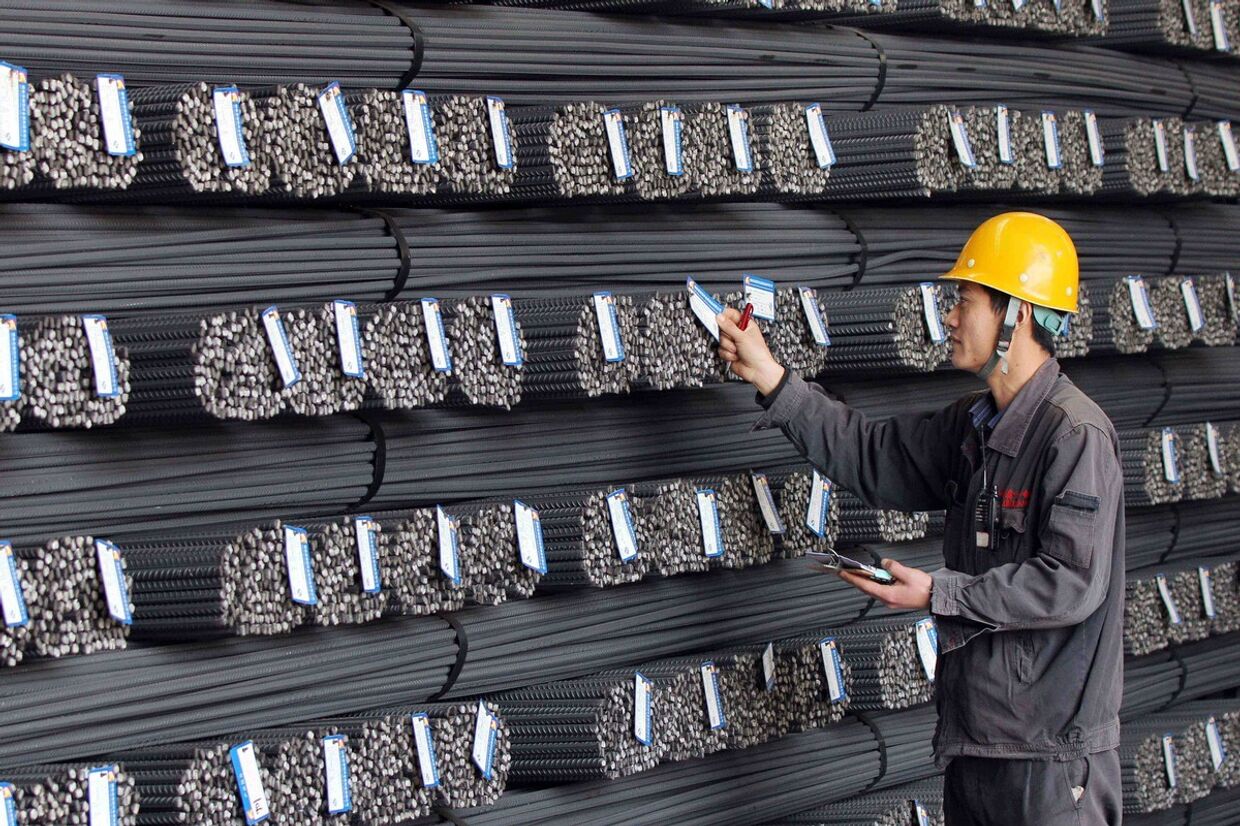 Рабочий на сталелитейном заводе в городе Ляньюньган