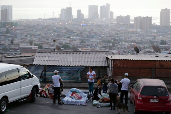 Жители чилийского города Икике ночуют на улице после землетрясения 