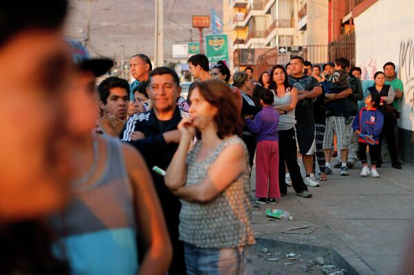 Жители чилийского города Икике пострадавшего от землетрясения