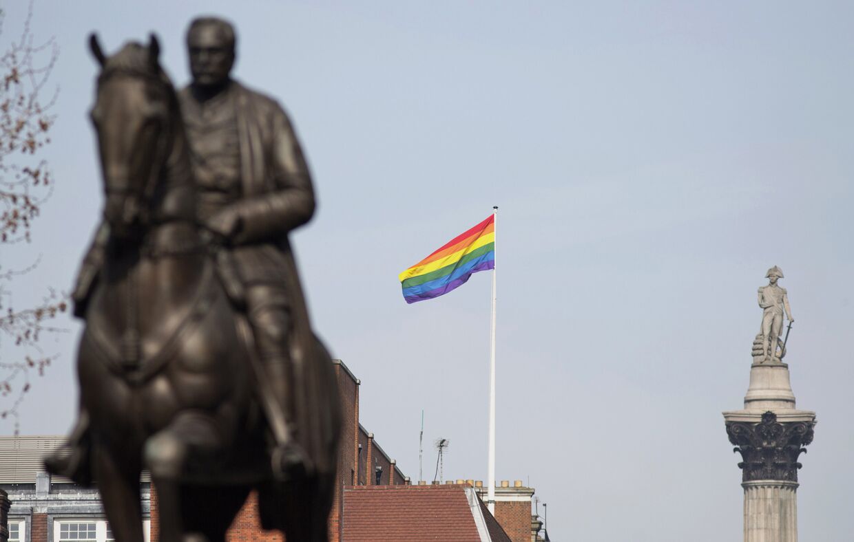 Радужный флаг виднеется между статуями маршала Дугласа Хейга и колонной Нельсона 