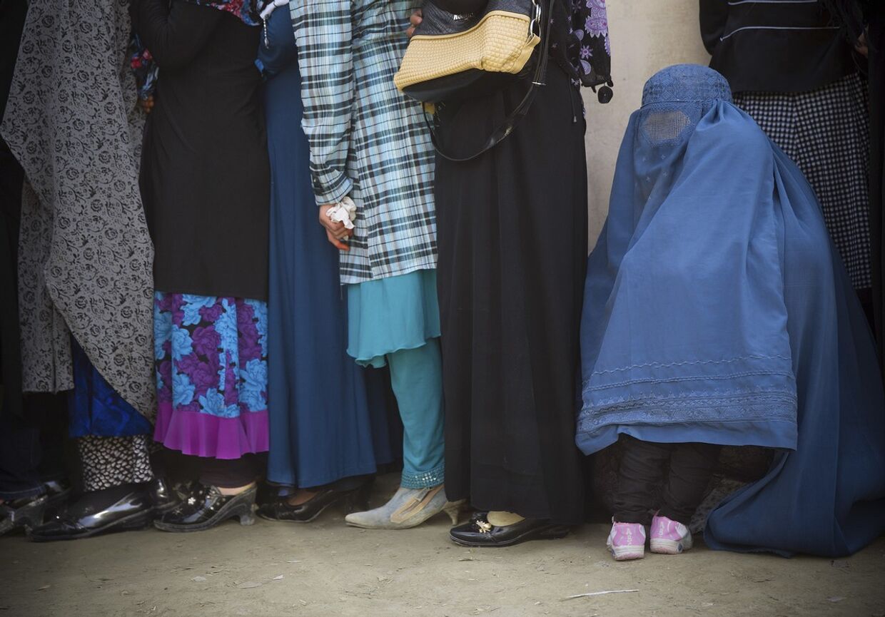 Женщины стоят в очереди, чтобы зарегистрироваться для голосования на президентских выборах