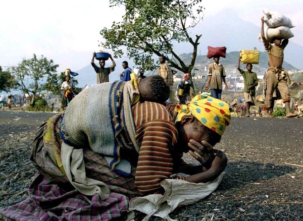Женщина с ребенком на пути из лагеря Кибумба в Гому