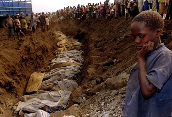 Девочка у могилы жертв геноцида в Руанде
