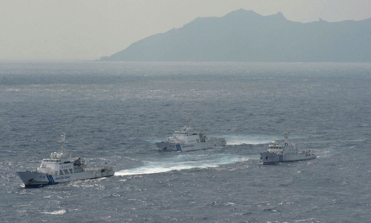 Японский и китайские корабли у островов Сенкаку
