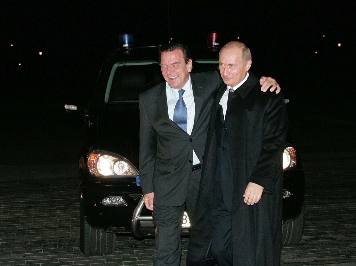 Владимир Путин и Герхард Шредер у входа в Константиновский дворец