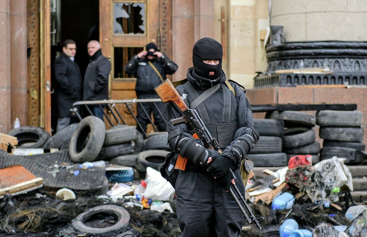 Сотрудники спецслужбы Украины возле здания областной администрации в Харькове