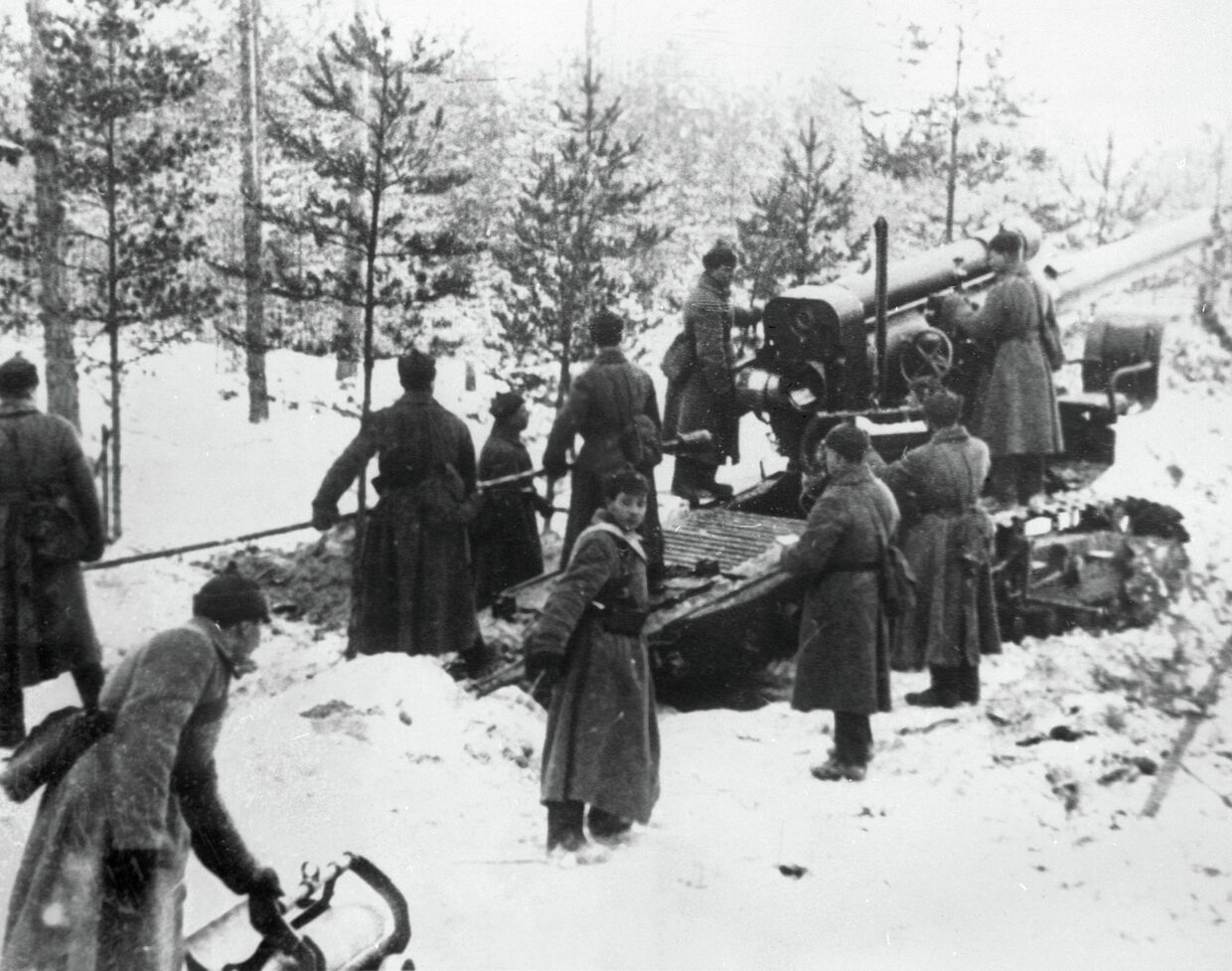 Бойцы Красной Армии обстреливают финские укрепления