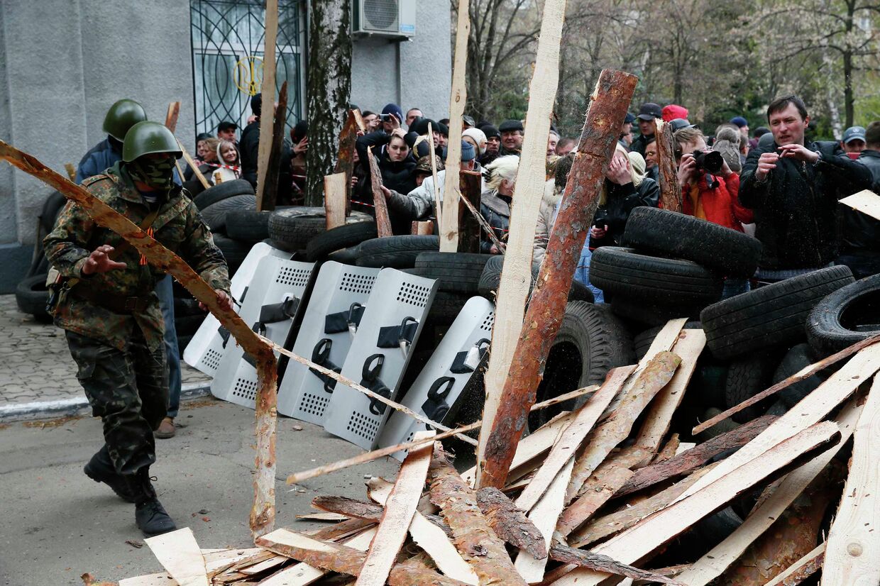 Сторонники федерализации Украины строят баррикады в Славянске, 12 апреля 2014