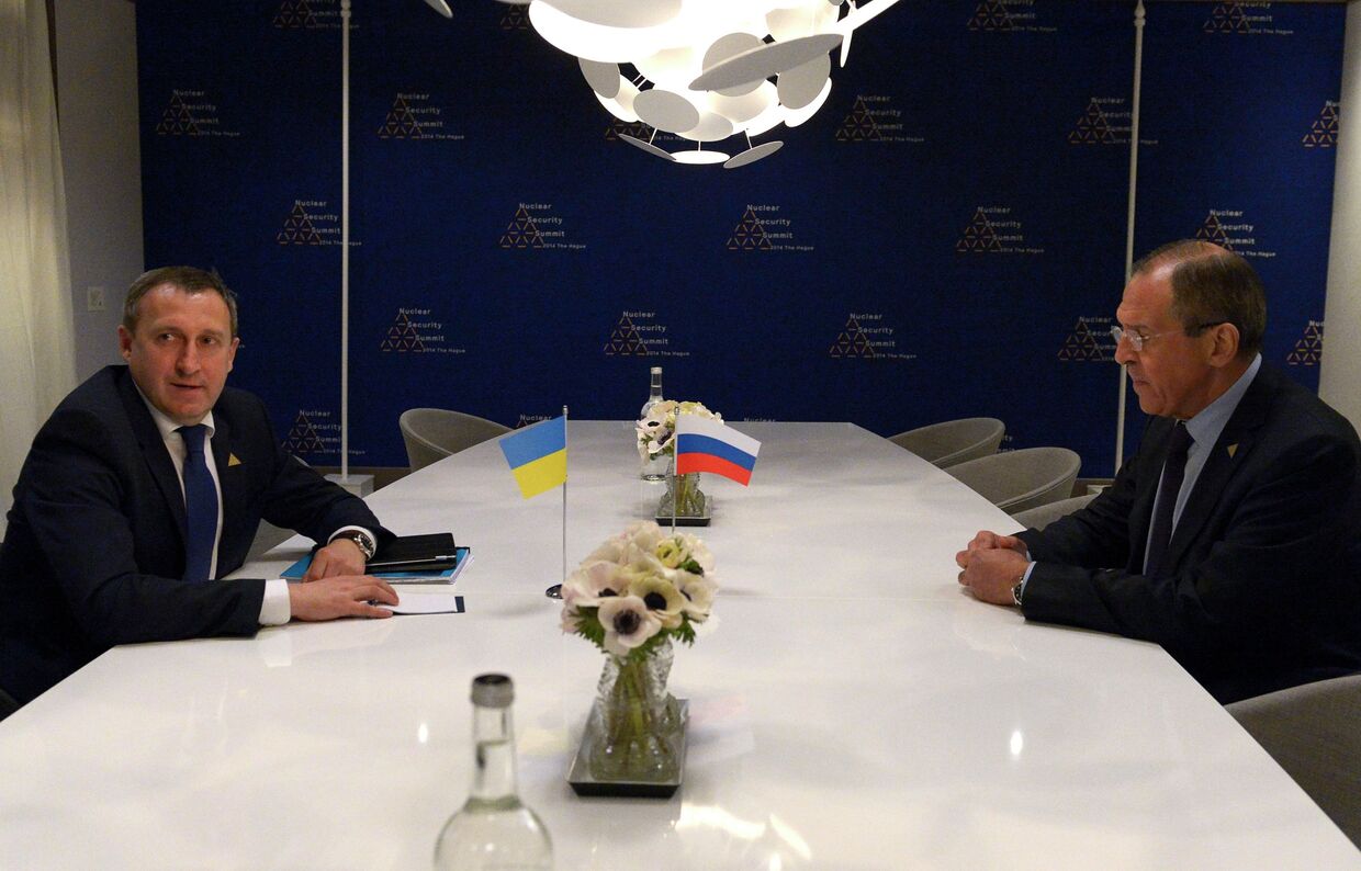 Министр иностранных дел РФ Сергей Лавров (справа) и исполняющий обязанности главы МИД Украины Андрей Дещица