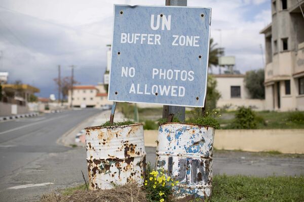 Знак перед въездом в буферную зону ООН на Кипре