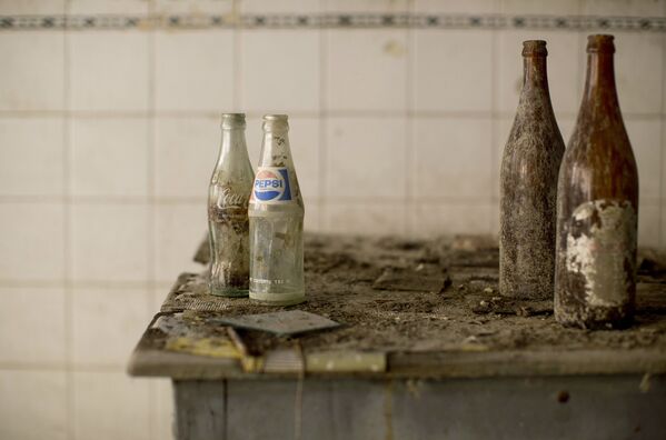 Бутылки Coca-Cola и Pepsi в заброшенном кафе в буферной зоне ООН на Кипре