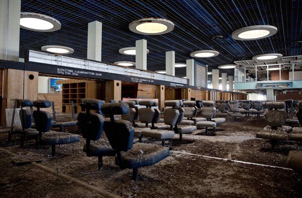 Зал ожидания в заброшенном аэропорту внутри буферной зоны ООН в Никосии