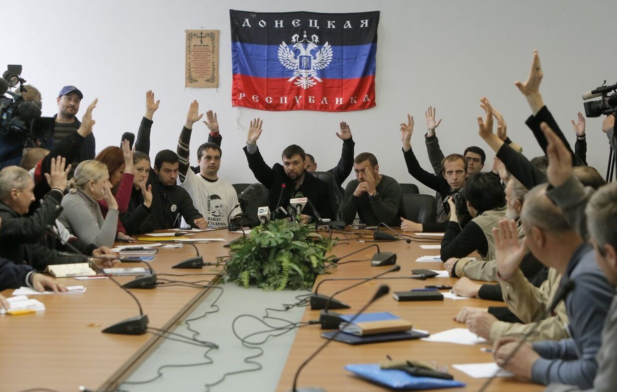 Члены правительства самопровозглашенной Донецкой республики во время голосования в здании районной администрации